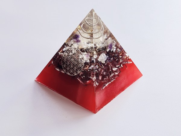 Orgonite pyramide fleur de vie argentée rouge